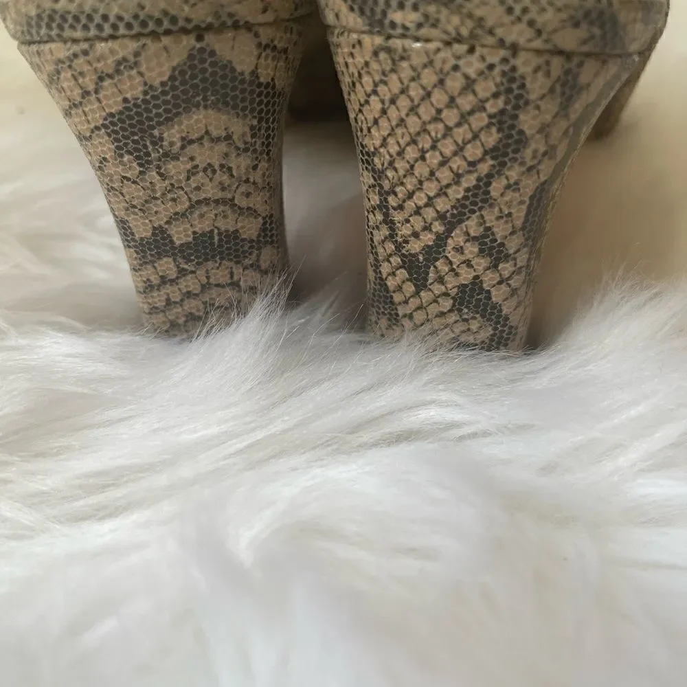 Bill Blass leather snake skin print beige & taupe open toe sandals size 9.5
